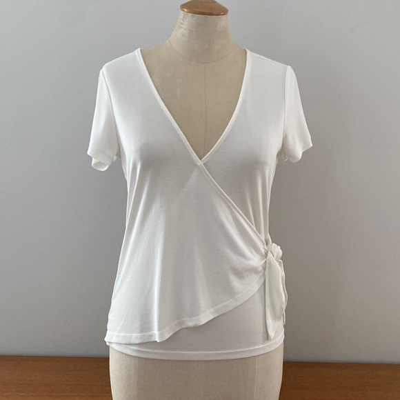 Lucky Brand 🍀 short sleeved ivory v neck top with wrap style & side tie. Size S - Picture 2 of 13